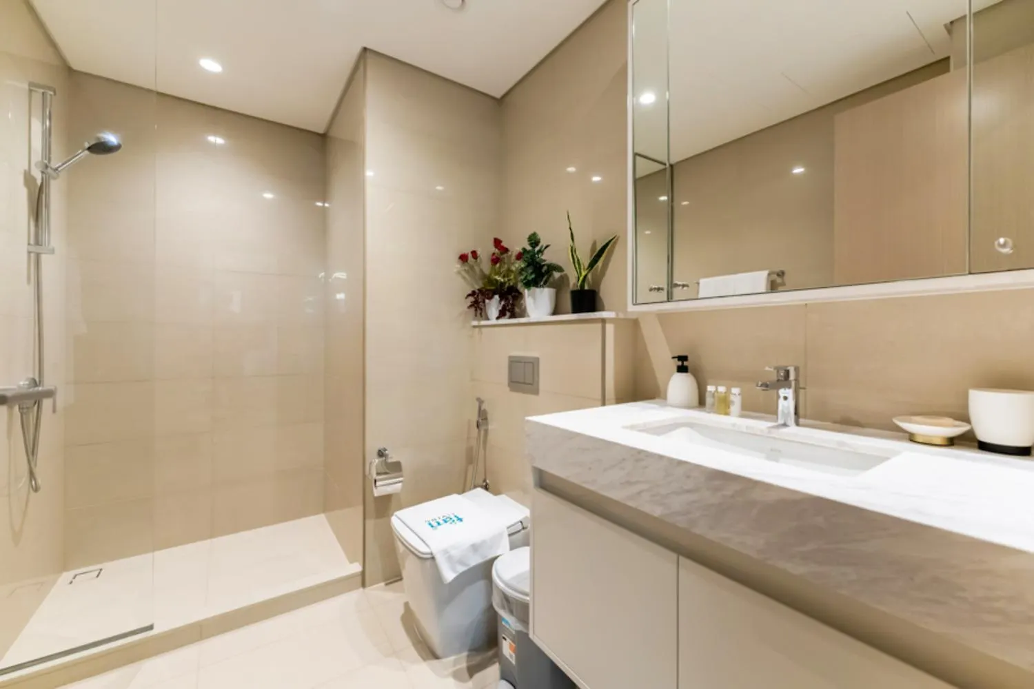 Fam Living - Burj Royale 2Bedroom - Fountain And Burj Views Dubai Apartment